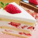 Pastel Esponjoso con Crema Batida y Fresas