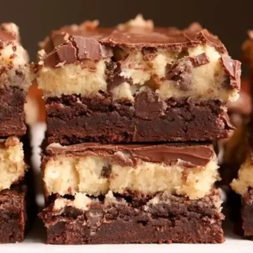 Pastel de Brownie y Cheesecake con Ganache de Chocolate: Un Postre Indulgente
