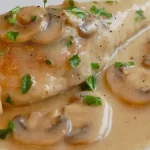 Pechuga de Pollo con Salsa Cremosa de Champiñones: Una Receta Sencilla y Deliciosa